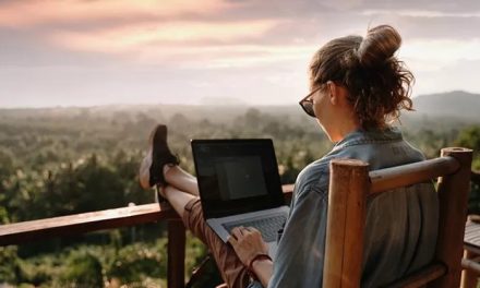 Fenomena Workation: Kombinasi Kerja Dan Liburan
